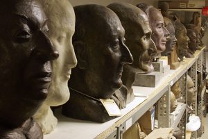 Zusehen sind Porträtköpfe von Gerhard Marcks in Bronze