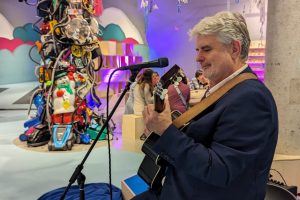 Musiker mit Gitarre in Ausstellung