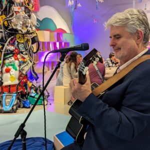 Musiker mit Gitarre in Ausstellung