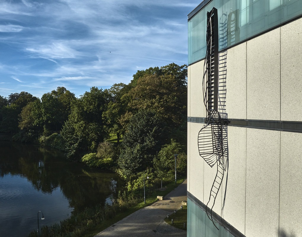 Außenskulptur an de Fassade der Kunsthalle Bremen