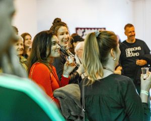 mehrere Menschen bei einer Führung im Museum