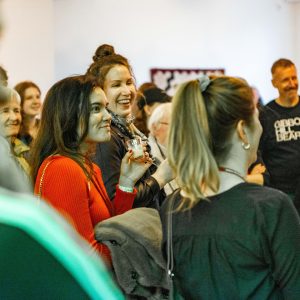 mehrere Menschen bei einer Führung im Museum