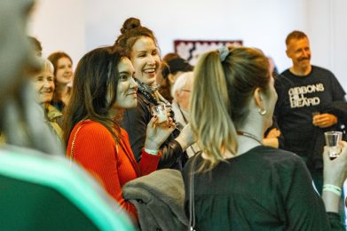 mehrere Menschen bei einer Führung im Museum