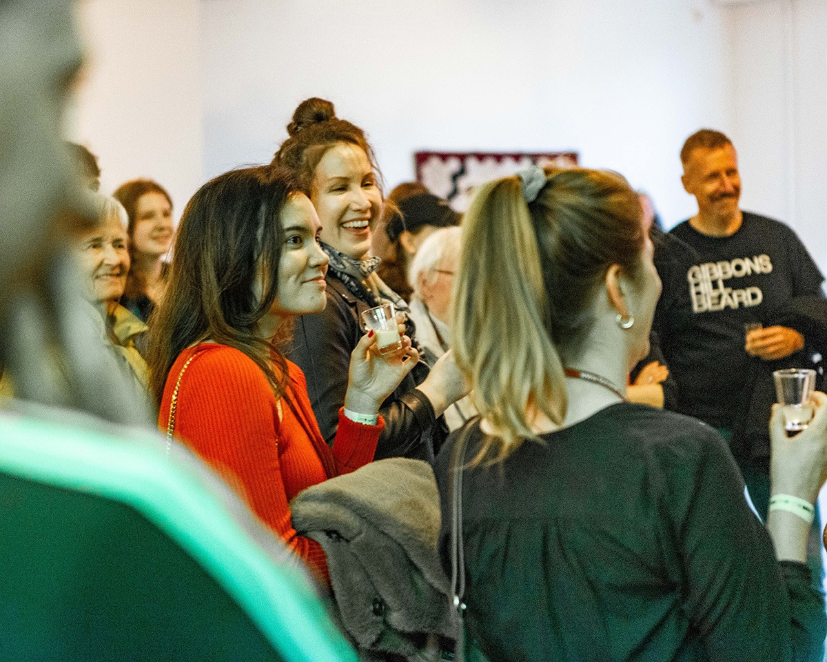 mehrere Menschen bei einer Führung im Museum