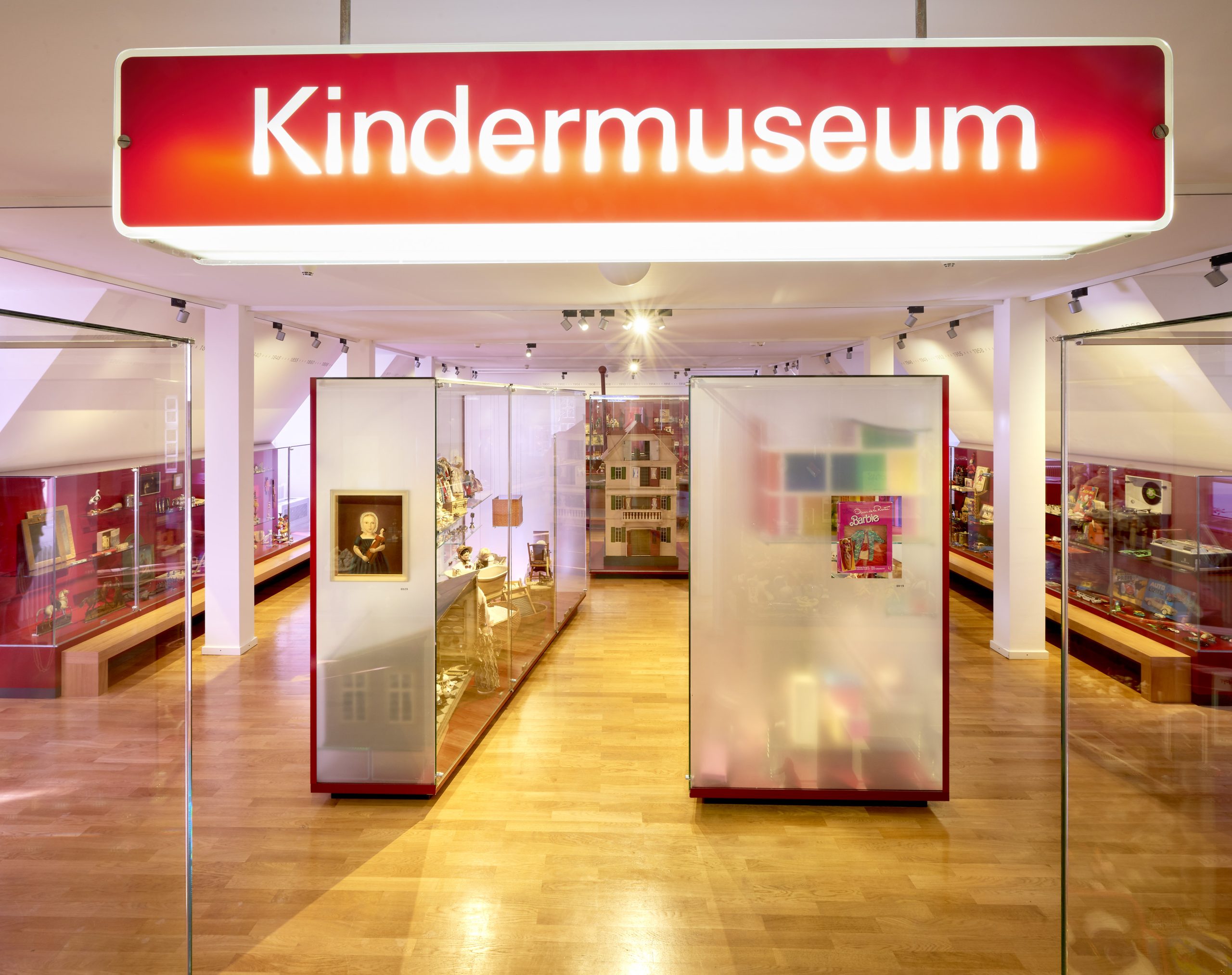 Blick ins Kindermuseum. Zu sehen sind Vitrinen mit Spielzeug.