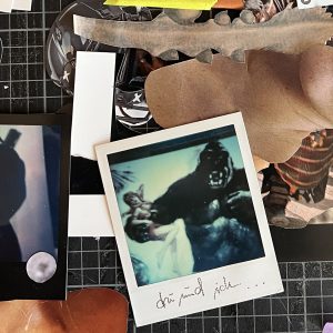 Unterschiedliche Papiermedien, die zu einer Collage zusammengefügt werden.