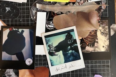 Unterschiedliche Papiermedien, die zu einer Collage zusammengefügt werden.