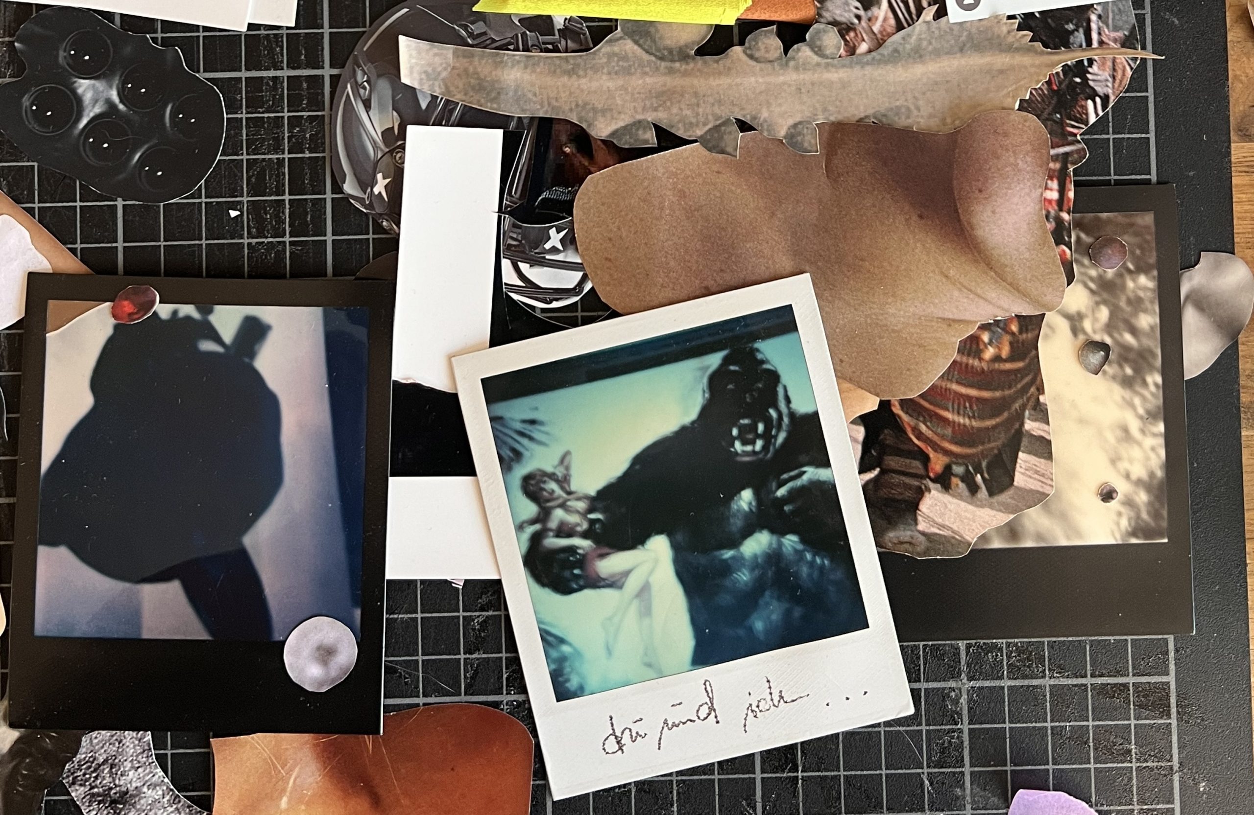 Unterschiedliche Papiermedien, die zu einer Collage zusammengefügt werden.