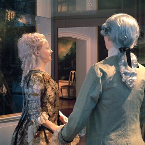 Zwei Figuren mit historischen Kostümen.