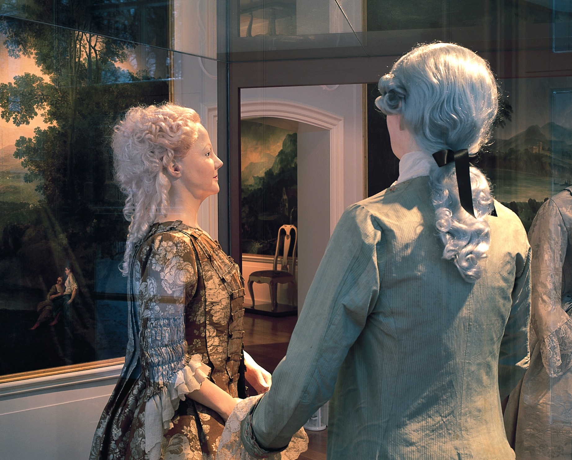 Zwei Figuren mit historischen Kostümen.