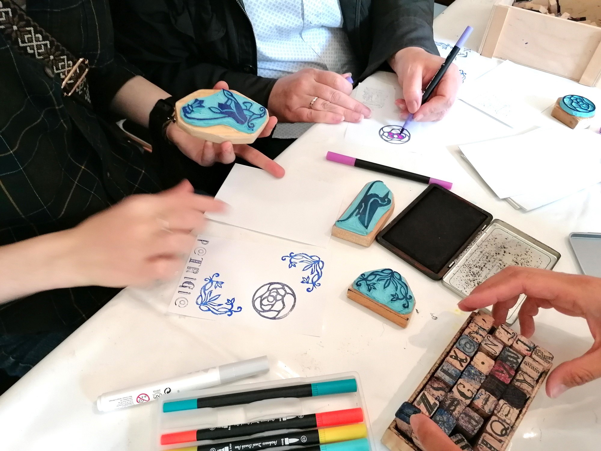 Blick auf einen Arbeitstisch mit Stempeln und Stiften.