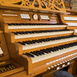 Der Spieltisch der sauer-Orgel