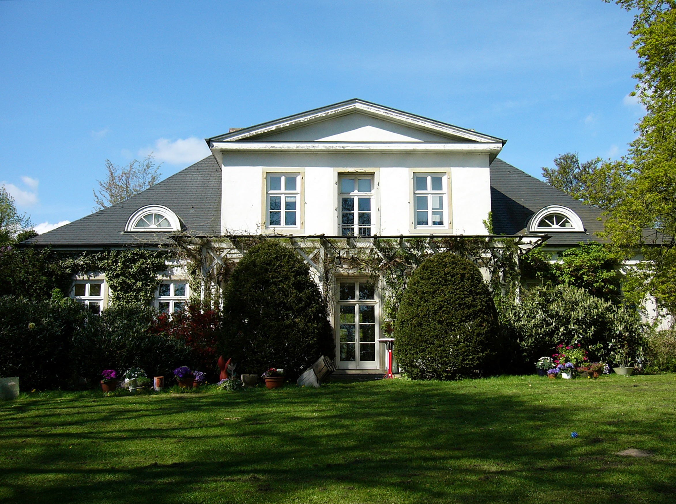 Galerie für zeitgenössische Kunst. Der dazugehörige Skulpturenpark zeigt an die 35 Skulpturen.