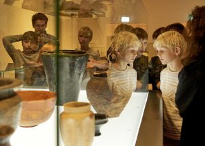 Kinder in der Wissenswerkstatt Archäologie