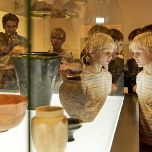 Kinder in der Wissenswerkstatt Archäologie