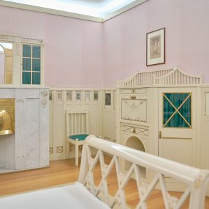 Foto vom Zimmer einer jungen Frau. Ein weiß eingerichtetes Zimmer.