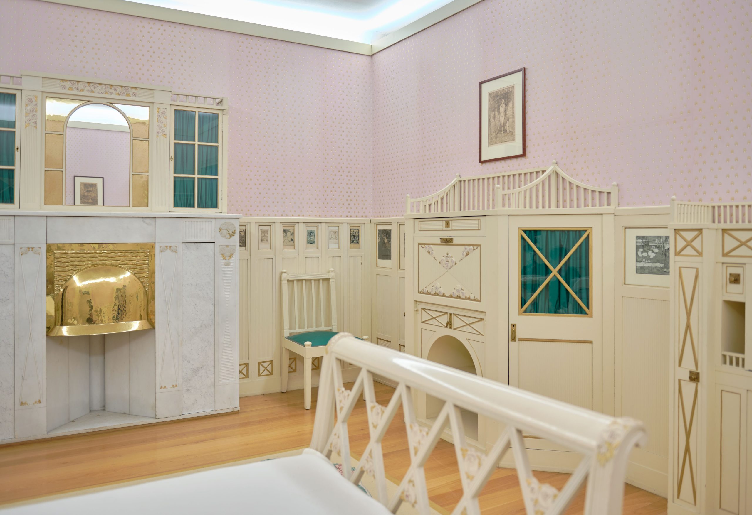 Foto vom Zimmer einer jungen Frau. Ein weiß eingerichtetes Zimmer.