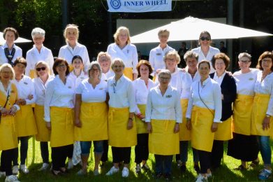 Die gut gelaunten Frauen des Inner Wheel Club Bremer Schlüssel verwöhnen Sie mit herzhaftem Fingerfood