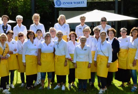 Die gut gelaunten Frauen des Inner Wheel Club Bremer Schlüssel verwöhnen Sie mit herzhaftem Fingerfood