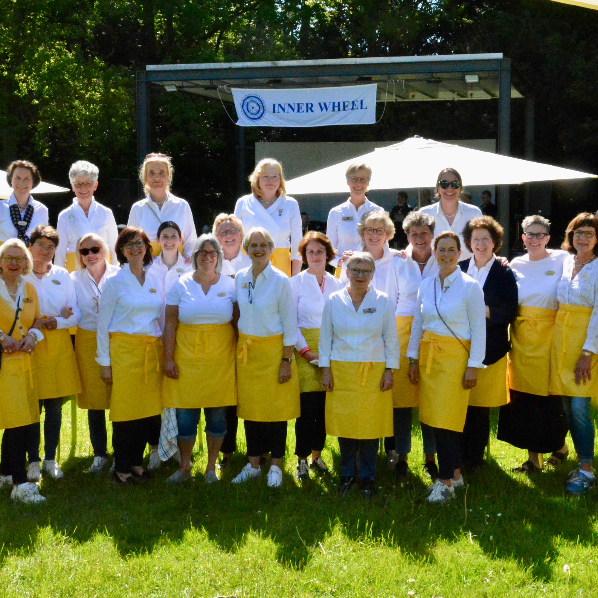 Die gut gelaunten Frauen des Inner Wheel Club Bremer Schlüssel verwöhnen Sie mit herzhaftem Fingerfood